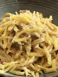 Una foto de Espaguetis a la carbonara con queso comte
