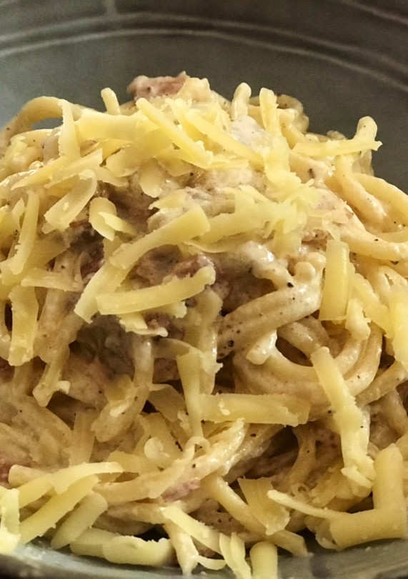 Una foto de Espaguetis a la carbonara con queso comte