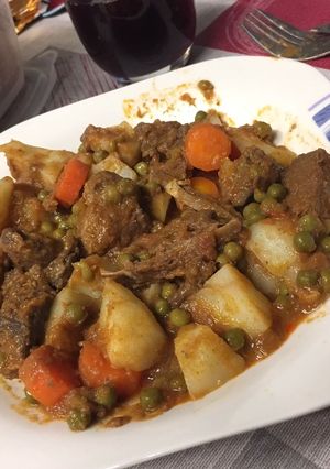 Una foto de Jabalí estofado con salsa