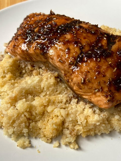 Una foto de Salmón con reducción de balsámico y falso cous cous de coliflor