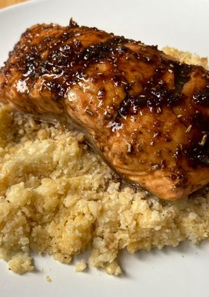Foto principal de Salmón con reducción de balsámico y falso cous cous de coliflor