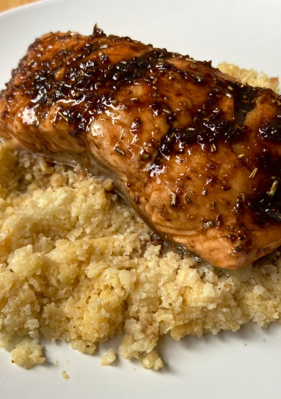 Una foto de Salmón con reducción de balsámico y falso cous cous de coliflor