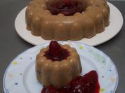 Una foto de postre de moras en leche