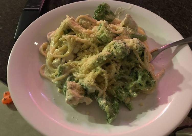 Macarrão ao molho branco e brócolis