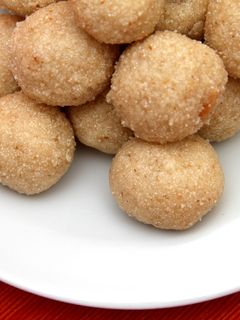 Indiai Rava Ladoo (búzadara golyók) recept fotója