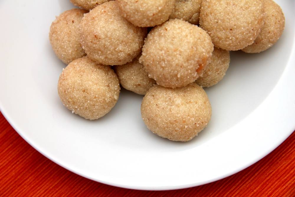 Indiai Rava Ladoo (búzadara golyók) recept recept fotó
