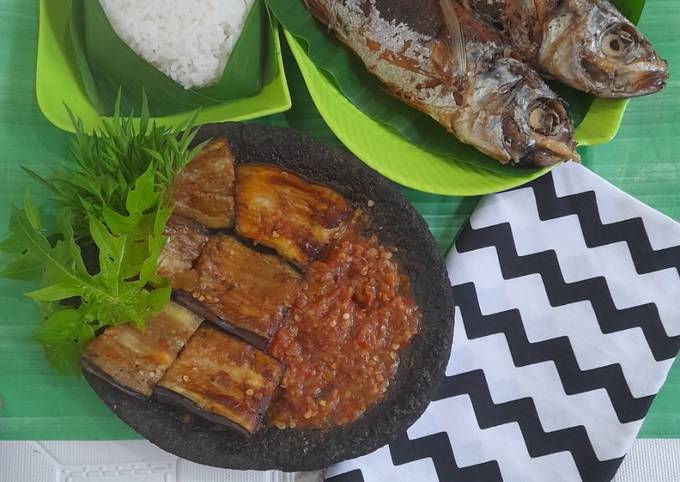 Resep Ikan Goreng Sambal Terong oleh Dapur Shofia_Rafa - Cookpad