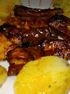 Una foto de Pollo y costilla al BBQ SAKi.Receta fácil y rápida