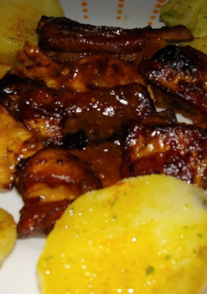 Una foto de Pollo y costilla al BBQ SAKi.Receta fácil y rápida