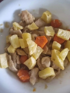 Una foto de Pollo a la cerveza con patatas
