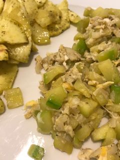 Una foto de Cena súper rápida y saludable: revuelto de calabacín y cebolla con chips de boniato al microondas