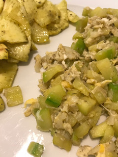 Una foto de Cena súper rápida y saludable: revuelto de calabacín y cebolla con chips de boniato al microondas