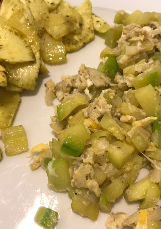 Una foto de Cena súper rápida y saludable: revuelto de calabacín y cebolla con chips de boniato al microondas