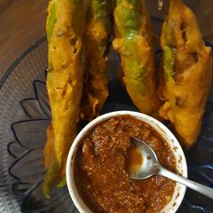 A picture of Jodhpuri mirchi vade.