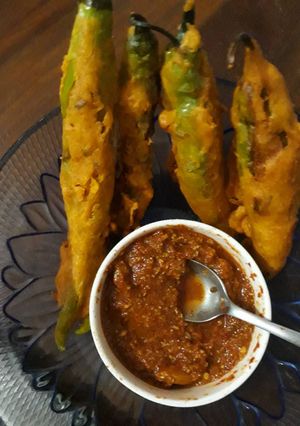 A picture of Jodhpuri mirchi vade.