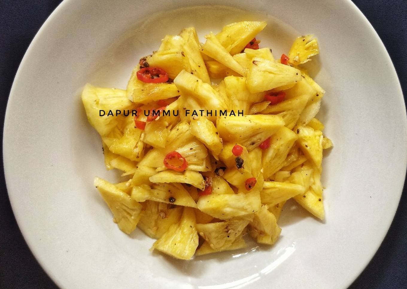 Rujak Piring Nanas (Manis, Asam, Asin & Pedas)