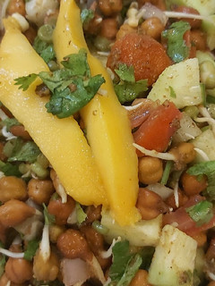 चना मूंग अंकुरित सलाद (Chana moong ankurit salad recipe in hindi) रेसिपी मुख्य फोटो