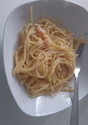 Una foto de Fideos con camarones y queso