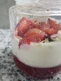 Yogur hecho con kéfir con frutillas coco y pasas de uva