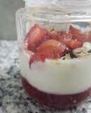 Yogur hecho con kéfir con frutillas coco y pasas de uva