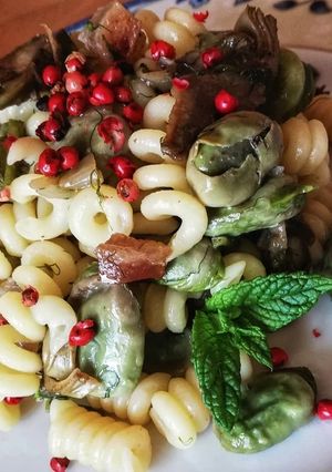 Foto di Fusilli corti con fave e carciofi al pepe rosa 🌷