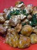 Ñoquis de restos de puré de calabaza y brócoli, con estofado sobra de ayer... SIN TACC