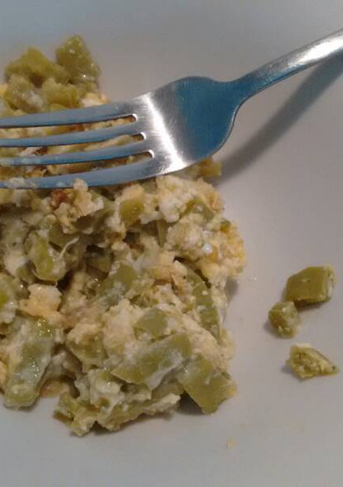 Una foto de Huevos con nopales en salsa verde. ॐ