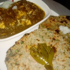 A picture of Palak Paneer with Bajra Bathua Chapati.