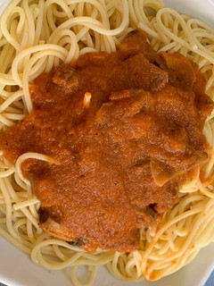 Una foto de Fideos rojos con carne y champiñones