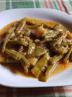 Una foto de Judías verdes esparragadas con huevos fritos y picatostes