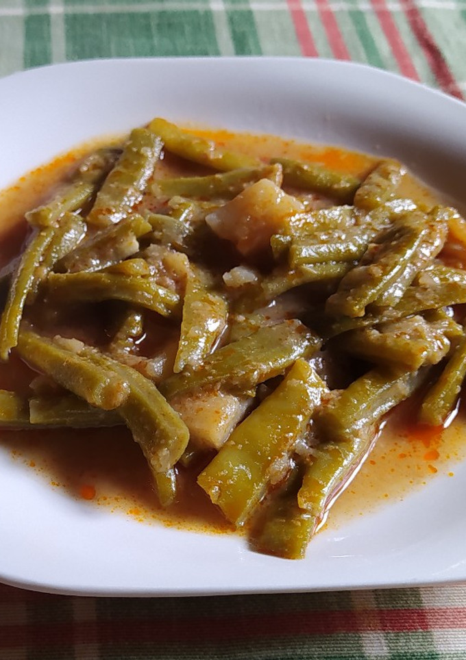 Una foto de Judías verdes esparragadas con huevos fritos y picatostes
