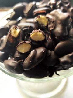 Una foto de Almendras y nueces bañadas en chocolate