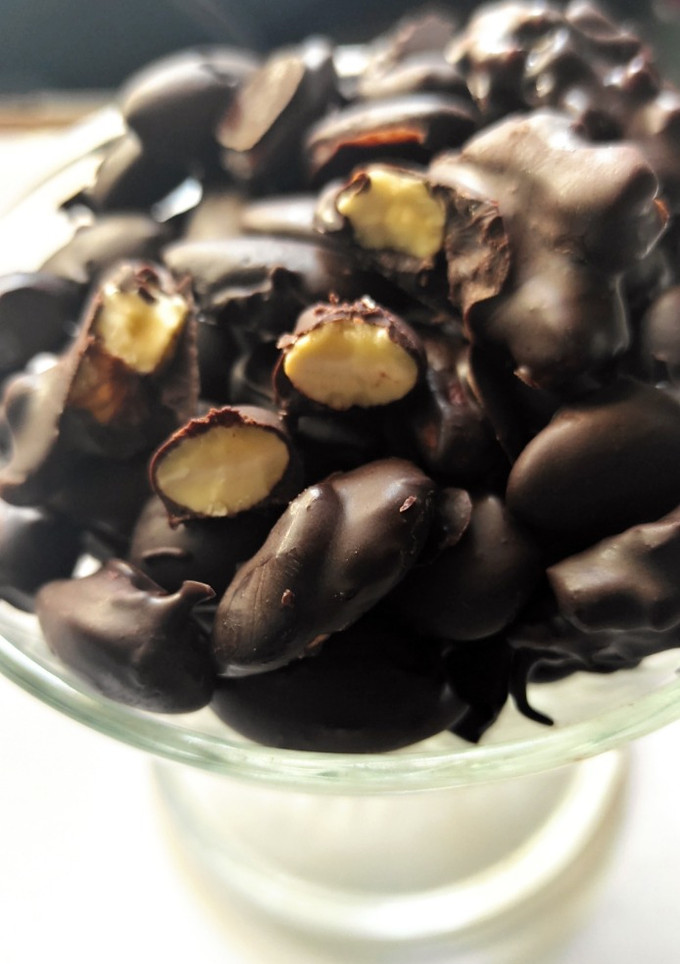 Una foto de Almendras y nueces bañadas en chocolate