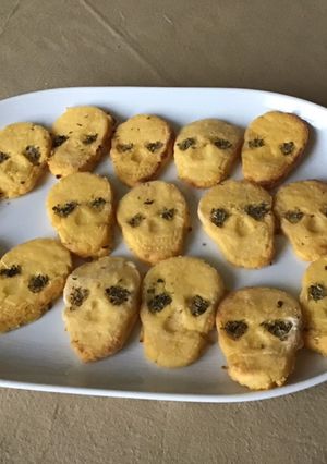 Une photo de Galettes de maïs « crânes » au parmesan et origan