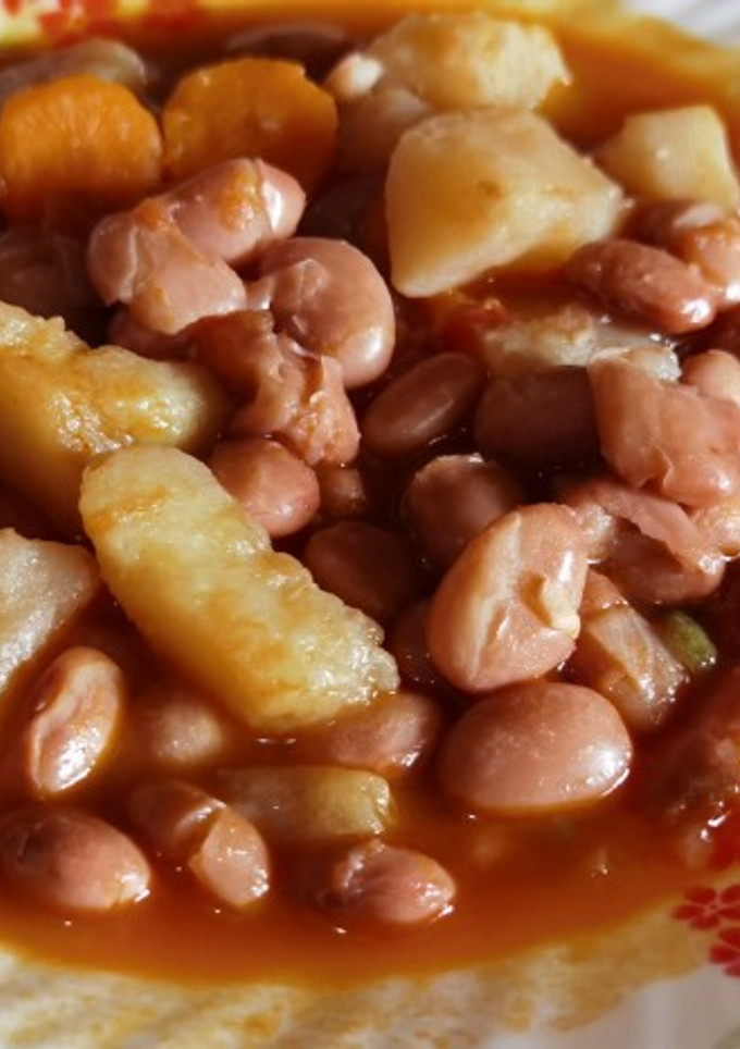 Una foto de Alubias pintas con patatas, Zanahoria y guisantes en cookeo