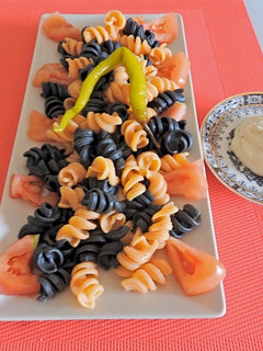 Una foto de Pasta de espirales, sabor salmón y tinta de sepia