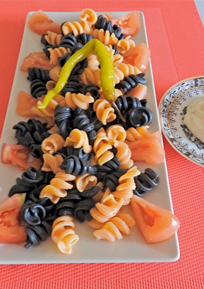 Una foto de Pasta de espirales, sabor salmón y tinta de sepia