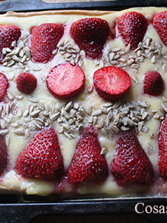 Una foto de Tarta de fresas con semillas de girasol