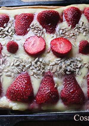 Una foto de Tarta de fresas con semillas de girasol