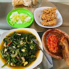 Cah Kangkung Ayam Hotplate (tapi pakai piring) 😂 রেসিপির প্রধান ছবি