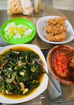 Foto resep Cah Kangkung Ayam Hotplate (tapi pakai piring) 😂