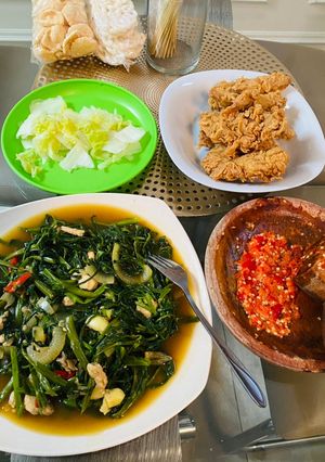 Foto resep Cah Kangkung Ayam Hotplate (tapi pakai piring) 😂