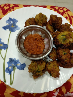 ओल्या मटारचे भजी (Matar Bhajji Recipe In Marathi) रेसिपी चे मुख्य फोटो