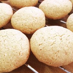 A picture of Amaretti biscuits.