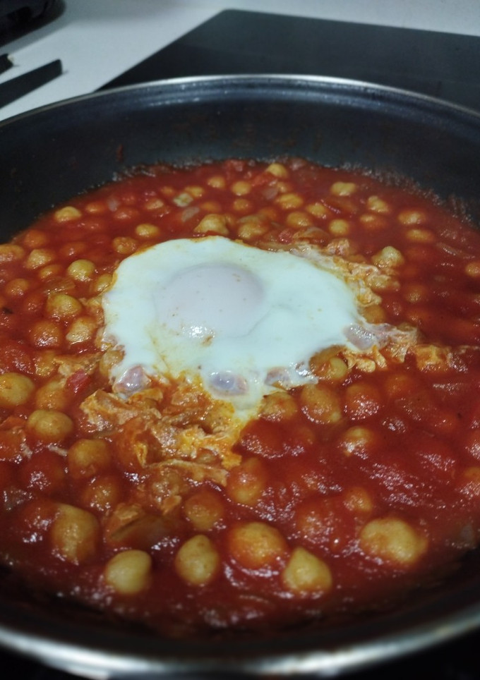 Una foto de 🍲 Shakshuka con garbanzos