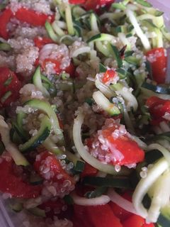 Una foto de Ensalada de quinoa, calabacines y pimientos