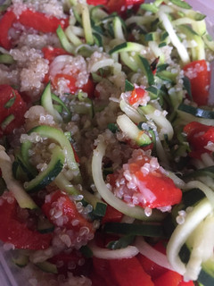 Una foto de Ensalada de quinoa, calabacines y pimientos