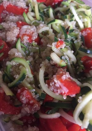 Una foto de Ensalada de quinoa, calabacines y pimientos