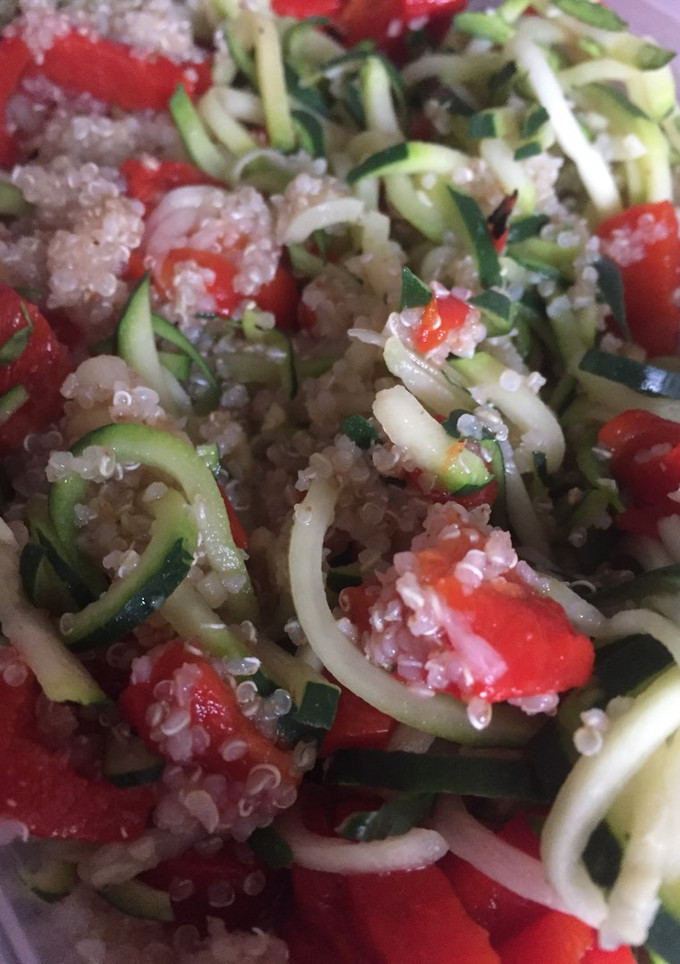 Una foto de Ensalada de quinoa, calabacines y pimientos