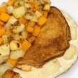 Tortilla francesa con rulo de cabra, patatas y calabaza